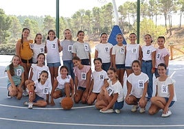 Algunas de las candidatas, en un partid de basket.