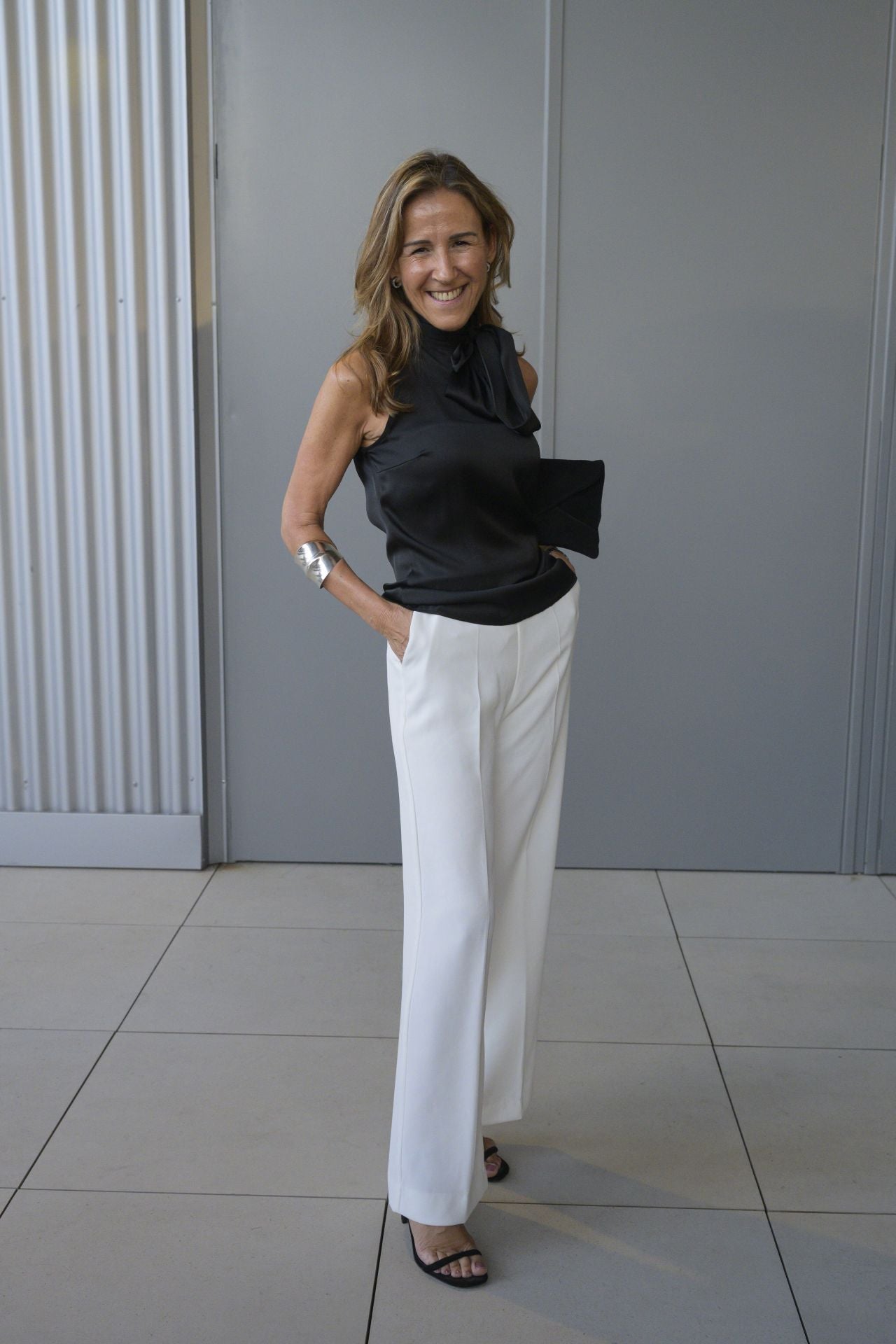 Bárbara Díaz, con un cuerpo de Zara en contraste con un pantalón Massimo Dutti y sandalias de la misma marca.