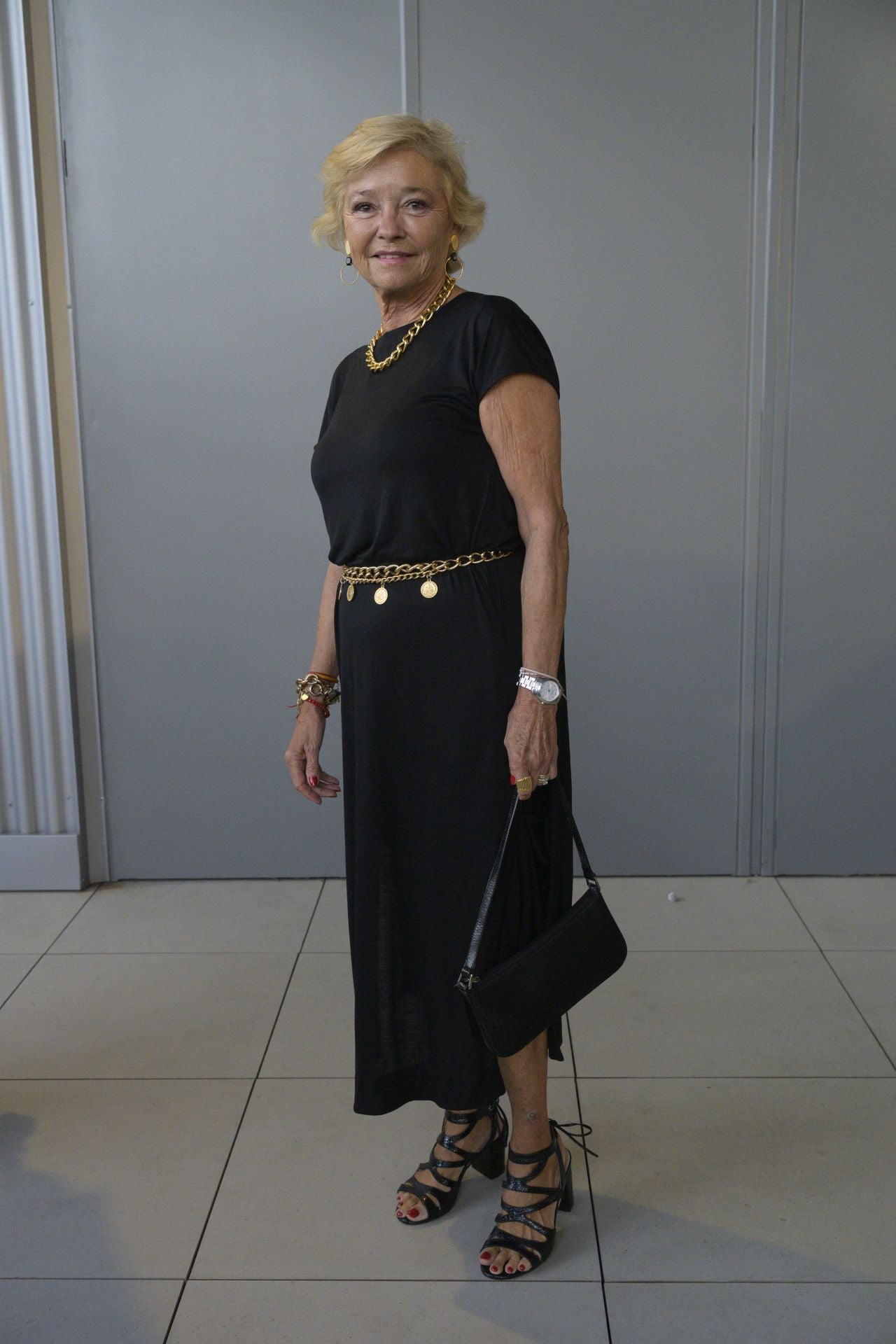 Eugenia Torres con vestido negro de Cos y complementos dorados.