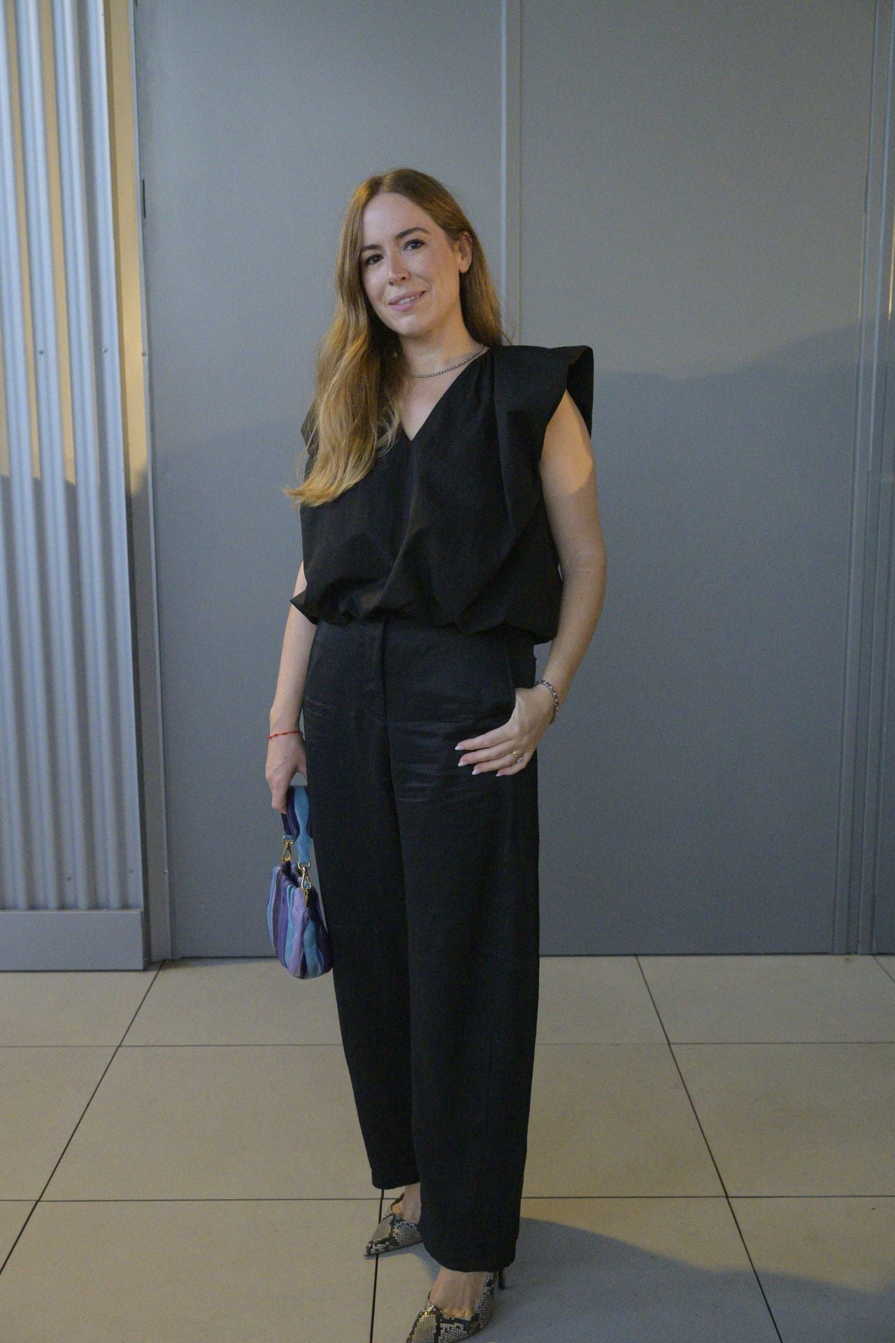 Elena Roche luce un conjunto de Zara, bolso de Prada, y riviere de brillante y zafiro como joya familiar. 