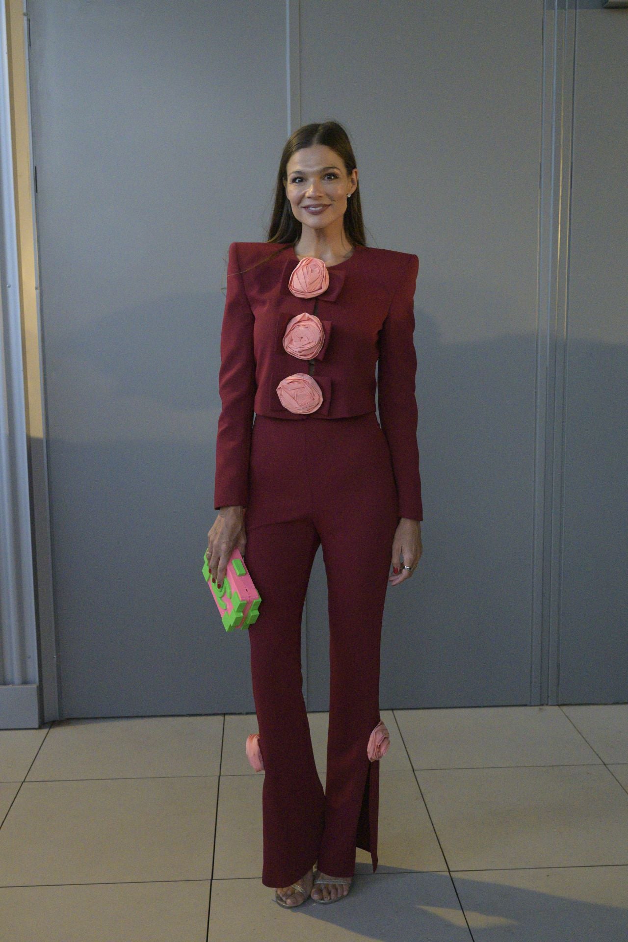 Paula Dolcet, con un traje de Redondo Brand y bolso de Chanel. 