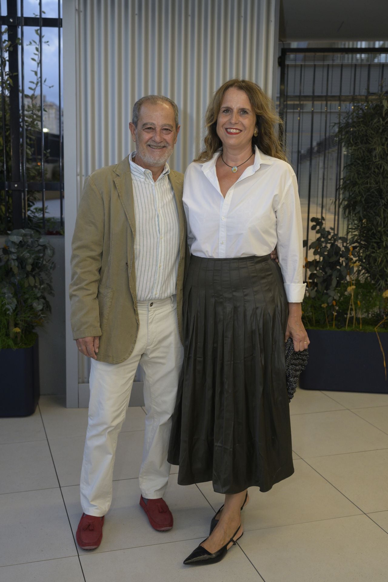 Fernando Ruiz, vestido de Silbon, y Alicia López con camisa de Mango y falda de Massimo Dutti.