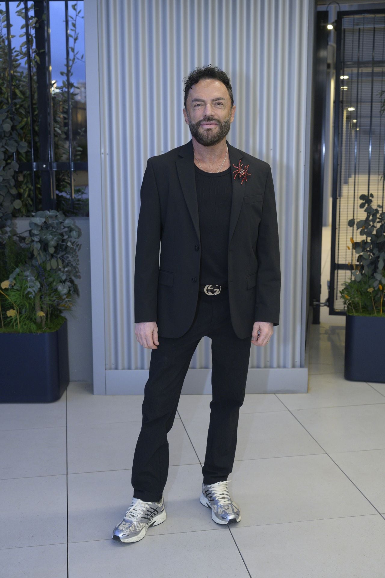 Quique Camps, con un estilismo en negro de Mango. 