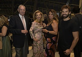 El doctor Murgui, Mayrén Beneyto, Estrella Orozco y Vicente Segrelles.