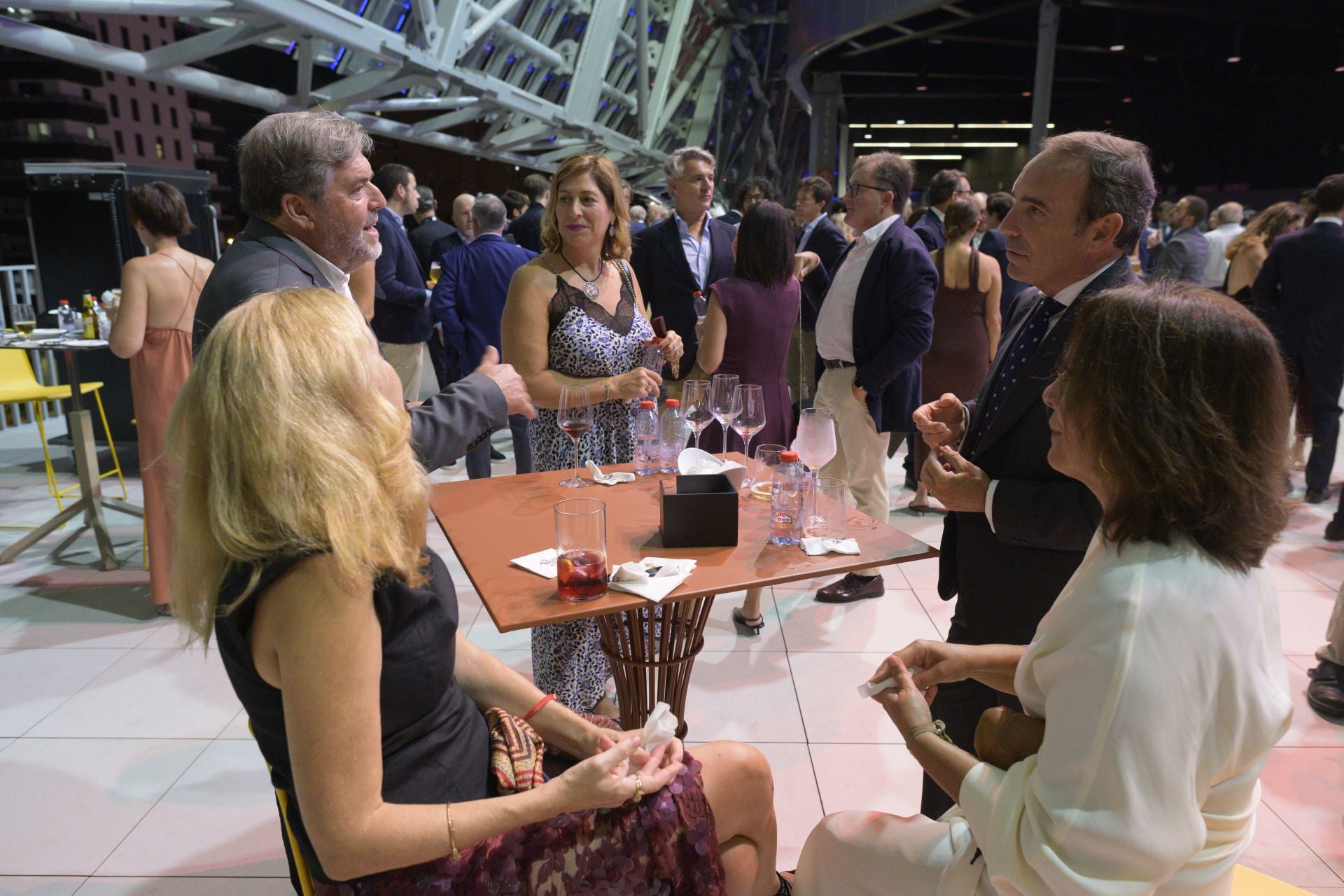 Sobre las mesas altas se arremolinaron los invitados para disfrutar del cóctel y charlar. 