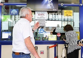 Jugadores en una administración para comprar La Bonoloto.