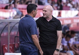 Julián Calero y Míchel se saludan antes del partido en Montilivi.