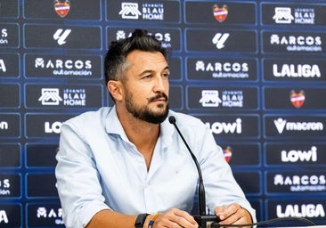 Héctor Rodas: «Carlos Álvarez es un emblema para el club y espero que en Primera lo siga demostrando»