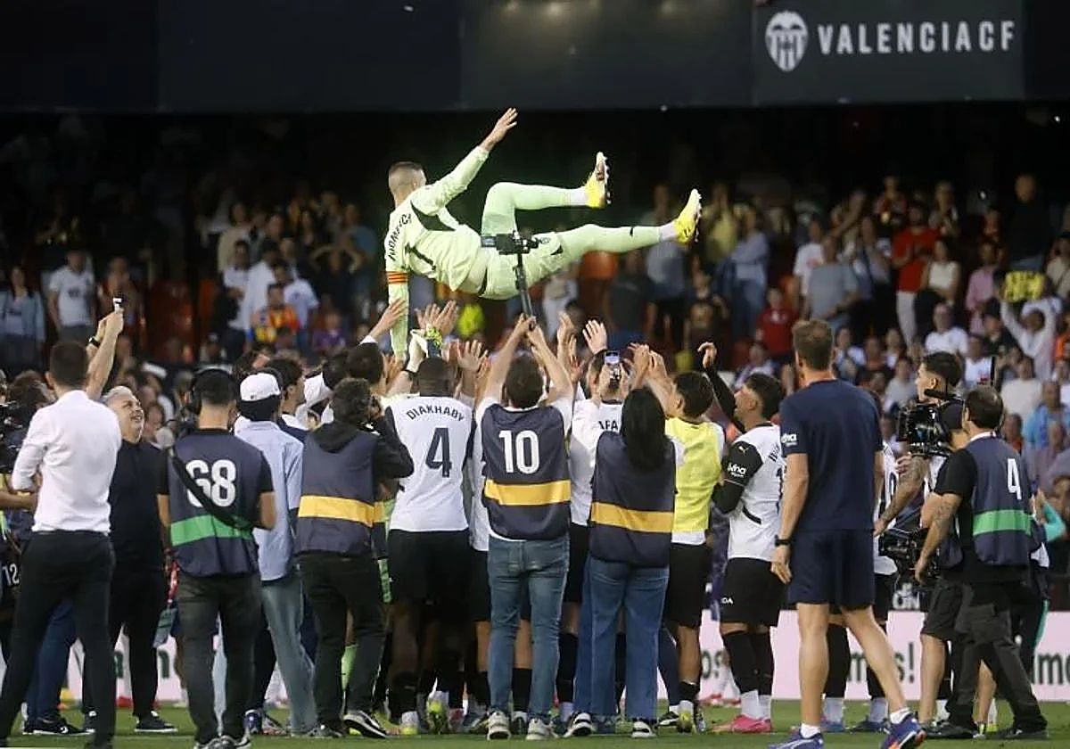 Jaume Doménech, manteado por sus compañeros la temporada pasada.