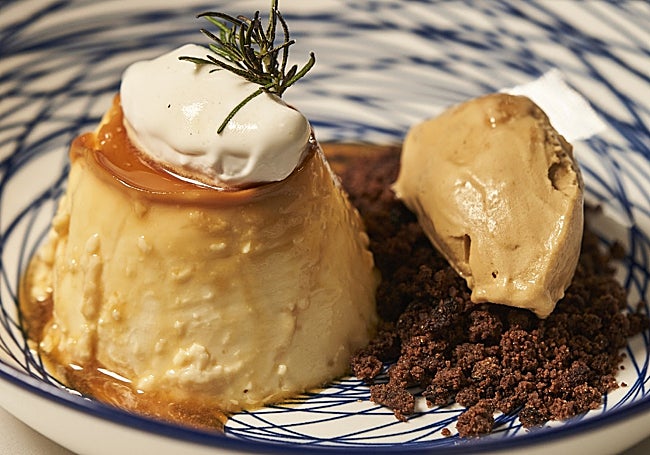Flan con nata ahumada al romero y helado de turrón.