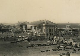 Las Arenas.Con sus dos pabellones y el comedor 'flotante'sobre el mar. A la derecha,las casetas de baño con ropa tendida y el antiguobalneario de Las Arenas.
