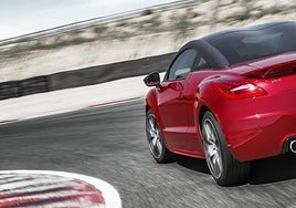 El conductor novel circulaba en un Peugeot RCZ por la avenida Cardenal Benlloch de Valencia.