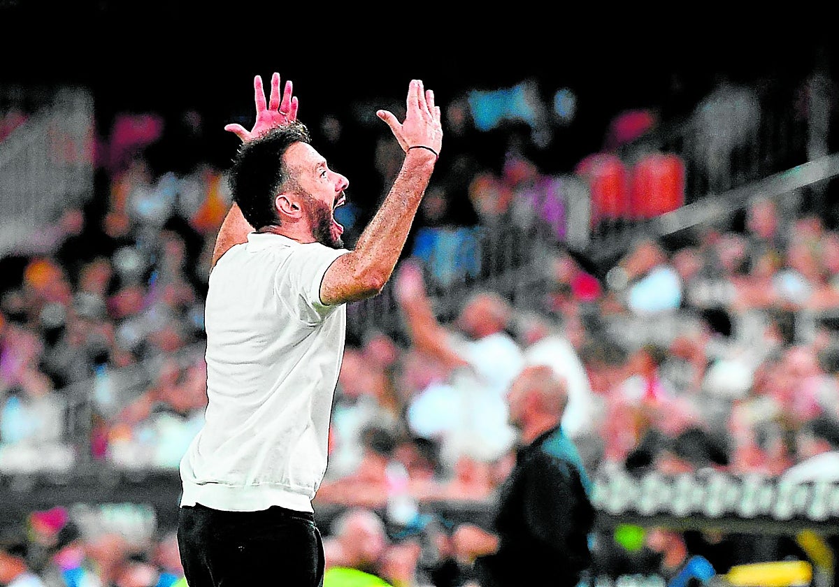 Carlos Corberán se gira al público quejándose de una acción.