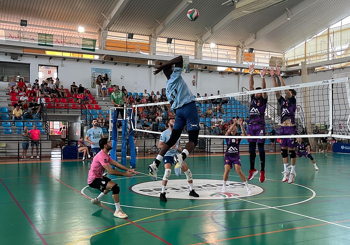 Luis Vidal busca el remate ante CV Manacor.