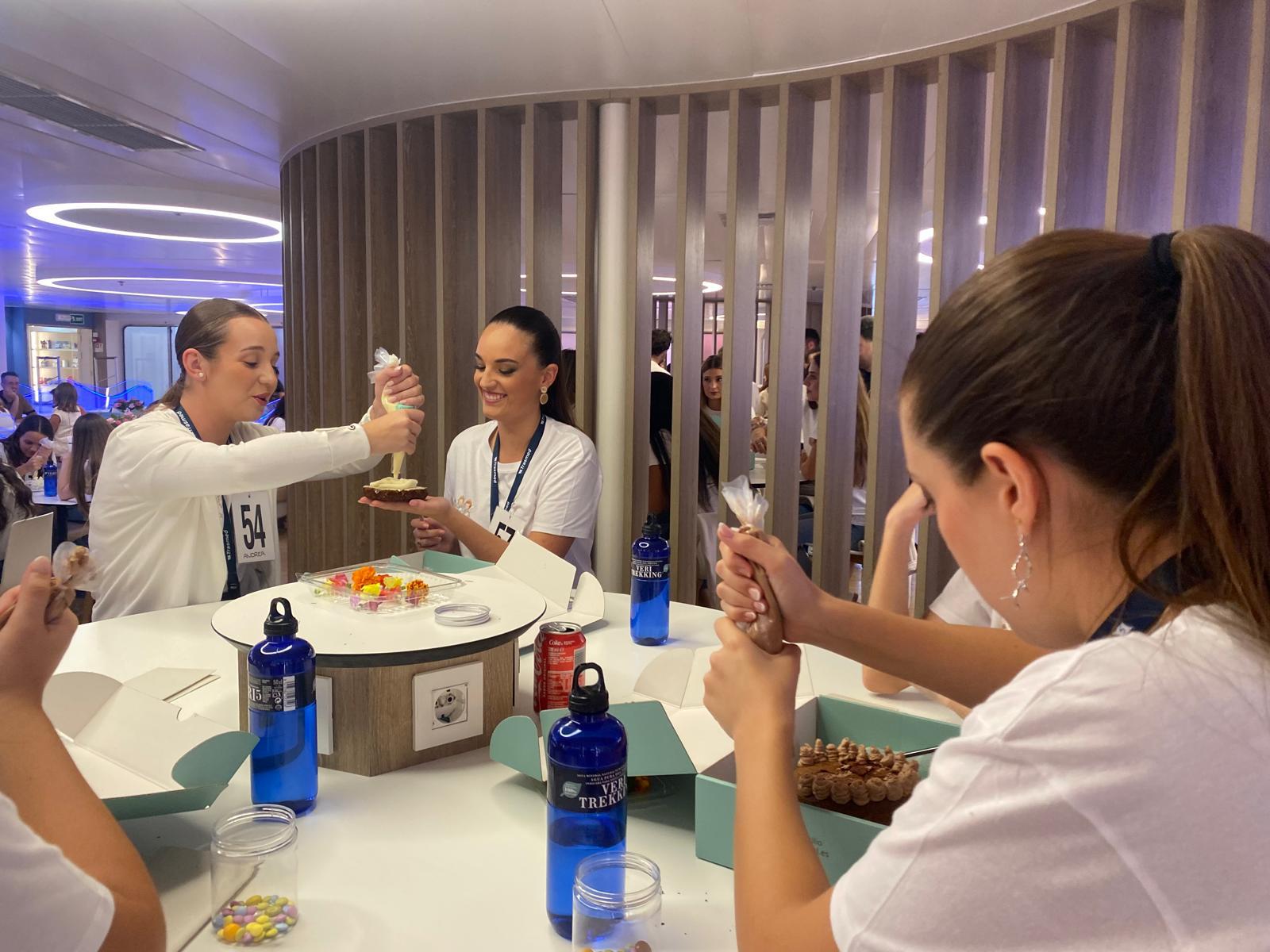 FOTOS | Las candidatas a fallera mayor de Valencia, de taller de repostería en alta mar