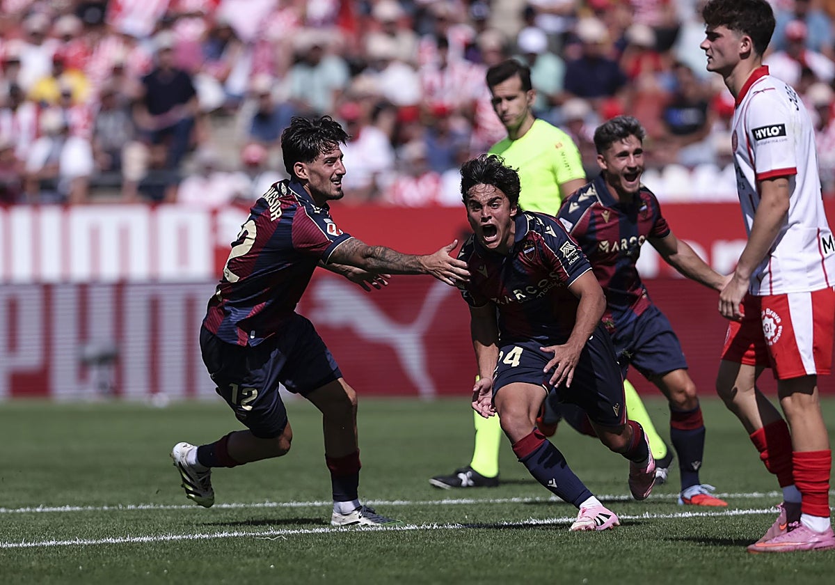 Carlos Álvarez celebra su gol ante el Girona.