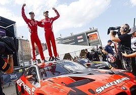 Kevin Van der Linde y Charles Weert,  sobre el BMW campeón de la Sprint Cup.