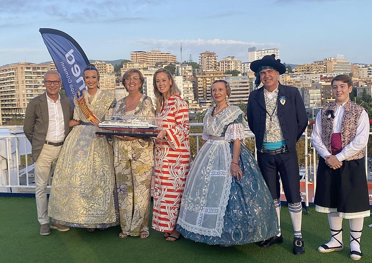 Imagen secundaria 1 - Del brillibrilli de la cena en alta mar a las zapatillas de esparto para recorrer Mallorca