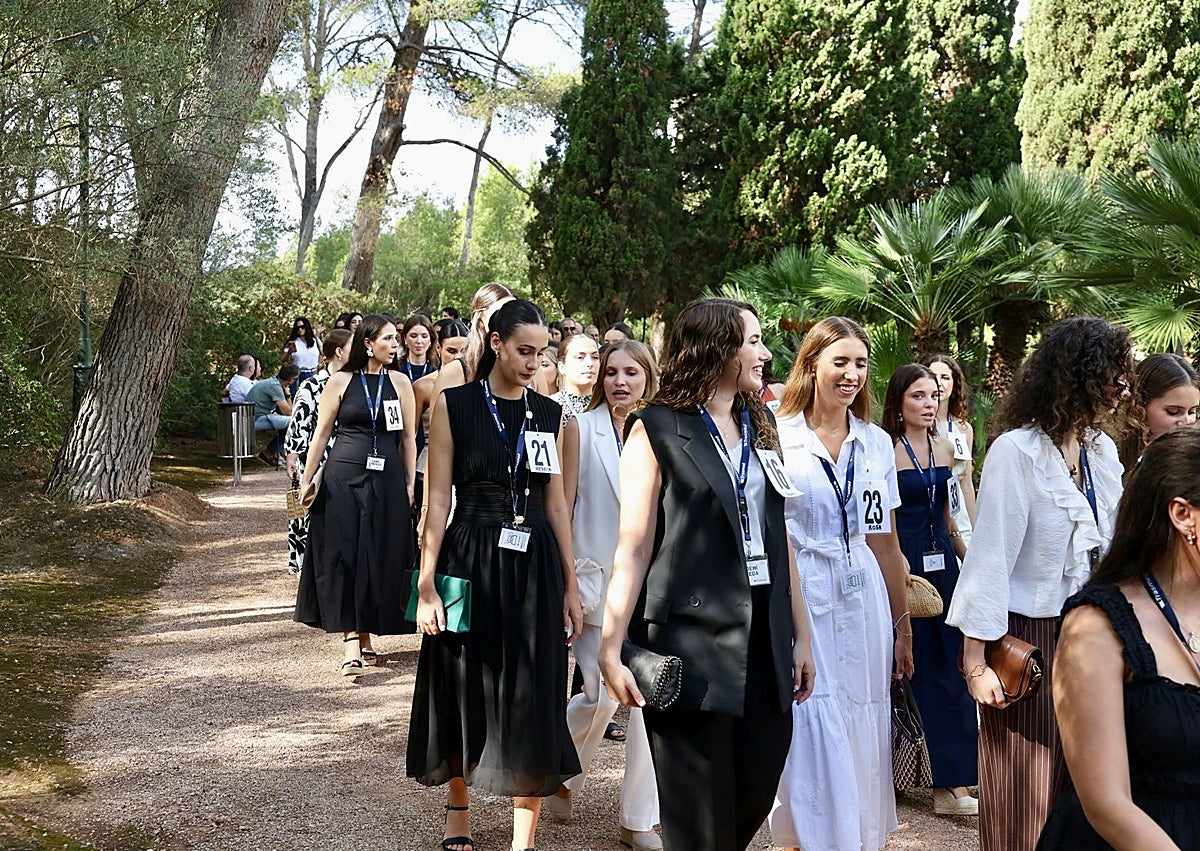 Imagen secundaria 1 - Paseo de las candidatas por el jardín del palacio de Marivent.
