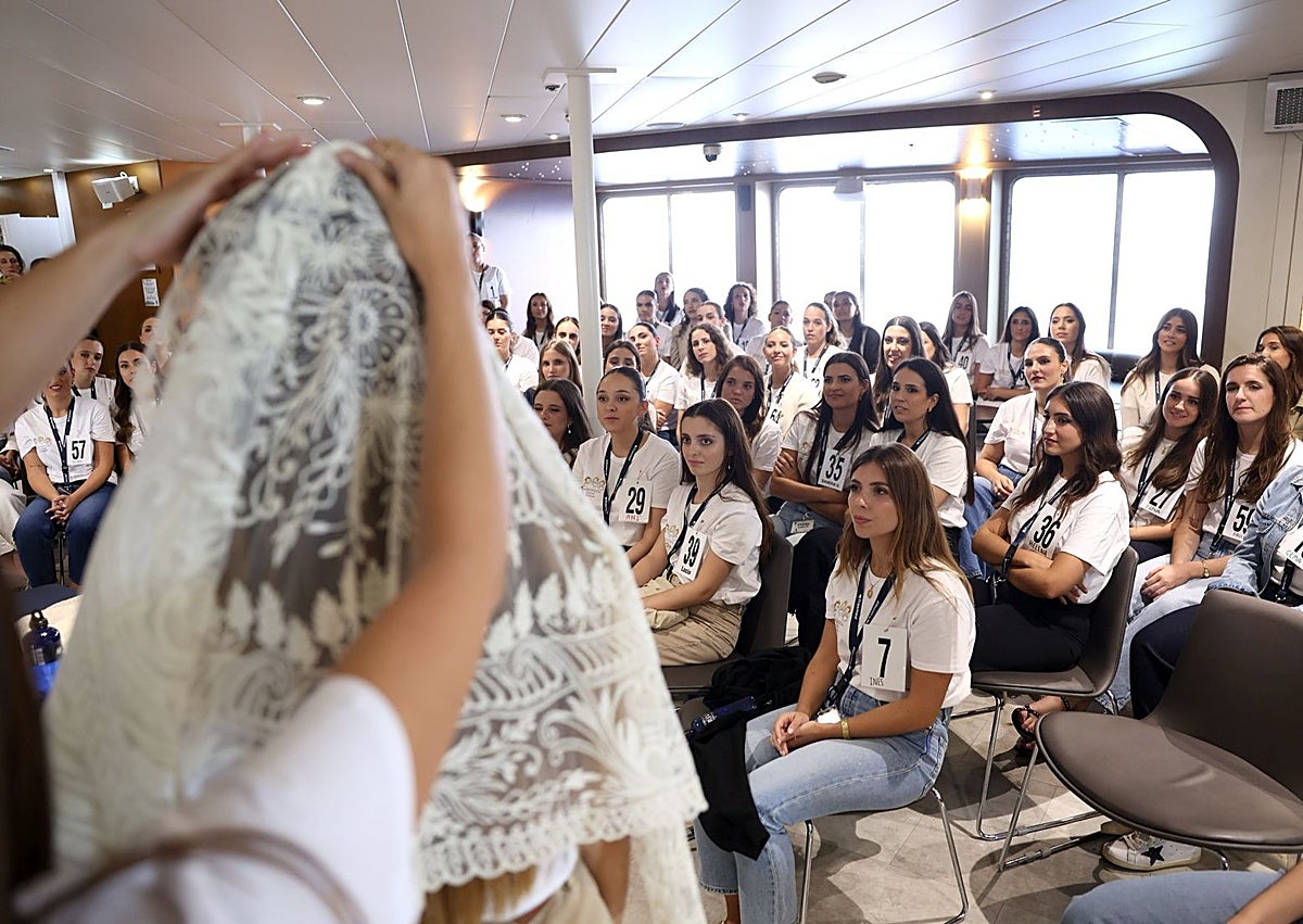 Imagen secundaria 1 - Charla de las aspirantes con Berta Peiró y su corte y charla de indumentaria con el gremio de sastres.