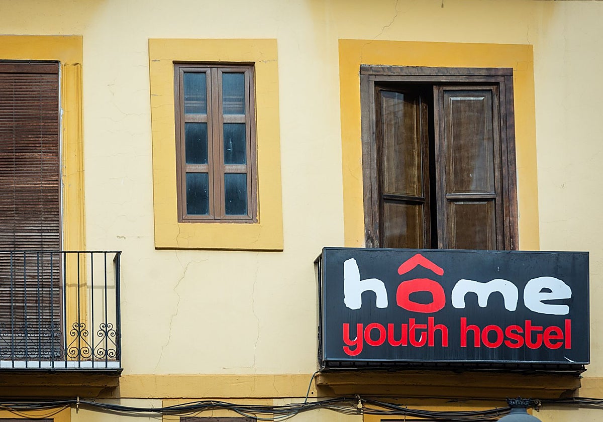 Cartel indicativo de un hostal de viviendas turísticas en Valencia.