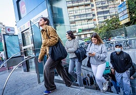 Viajeros de Metrovalencia a la salida de la estación de Plaza España.
