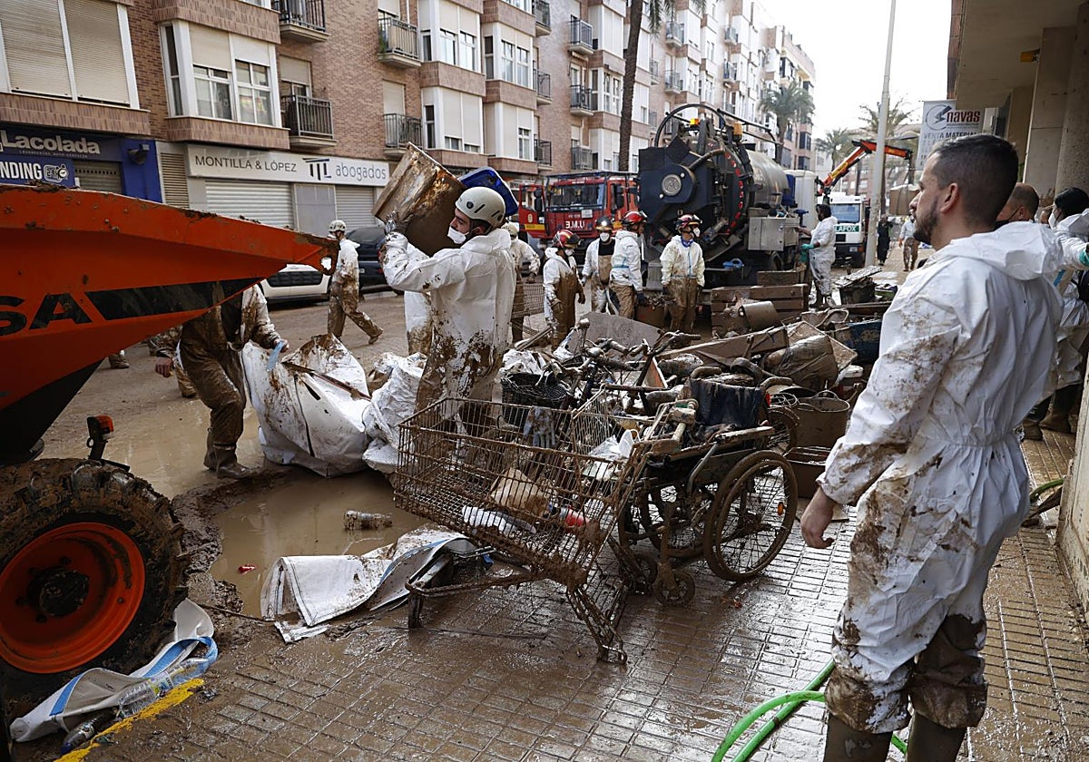 Voluntarios trabajan en Paiporta en los días siguientes a la tragedia del 29 de octubre.