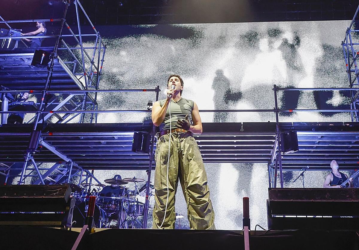 Sebastián Yatra convierte el Roig Arena en su patio de juegos