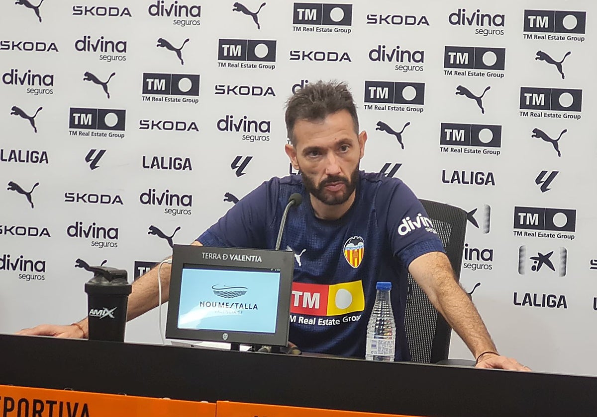 Carlos Corberán escucha con atención una pregunta durante la rueda de prensa.