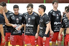 Jugadores del Balonmano Mistala en su partido en Petrer.