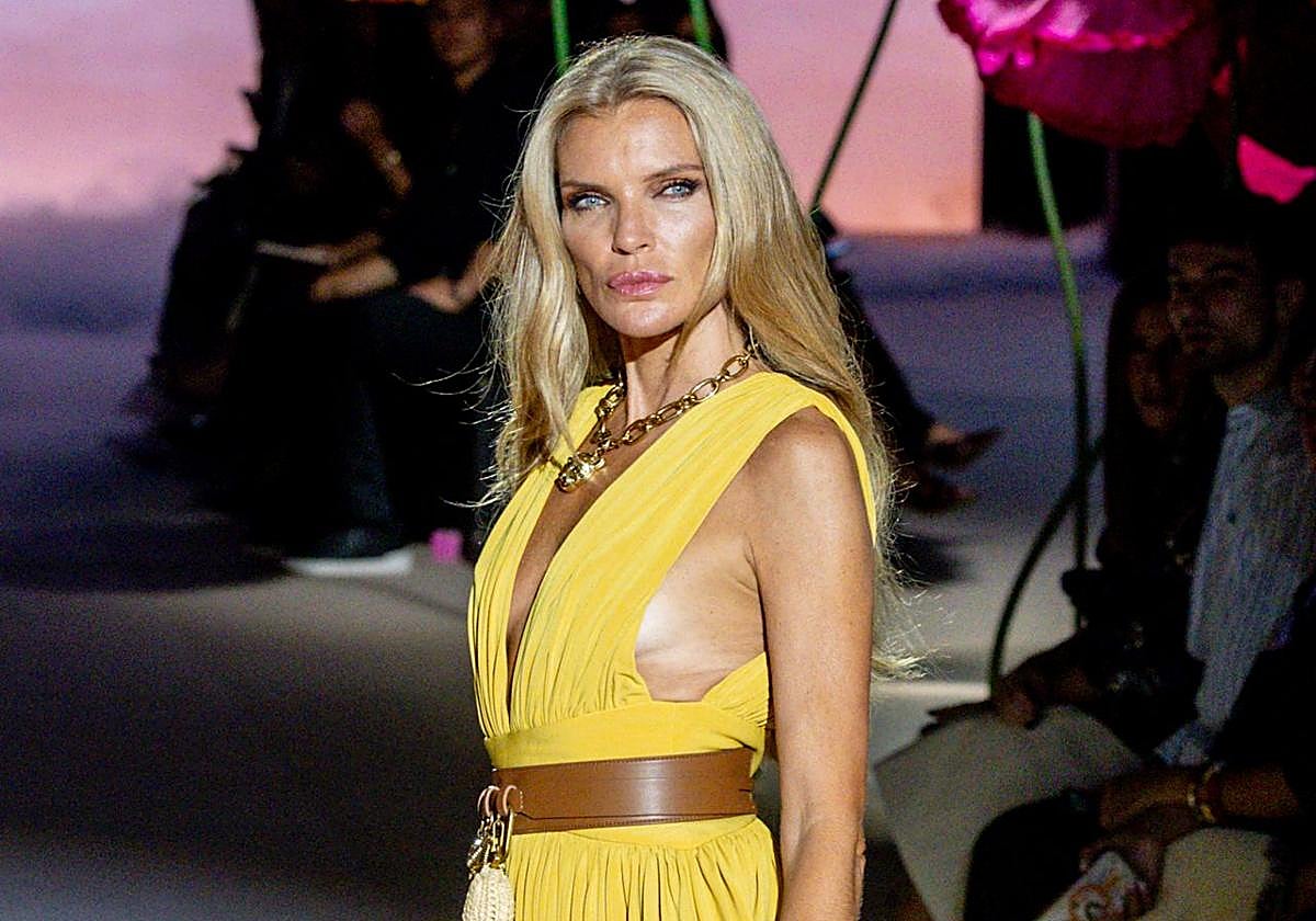 Esther Cañadas durante el desfile de Lola Casademunt en la 82º edición de Mercedes-Benz Fashion Week Madrid.