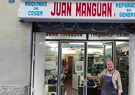 Juan Manguán, el hombre que nunca se jubilará: 77 años y al pie de su taller en el corazón del Carmen