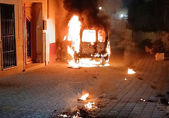 La furgoneta en llamas.
