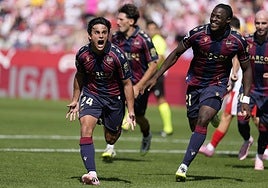 Carlos Álvarez celebra su gol en la victoria ante el Girona.