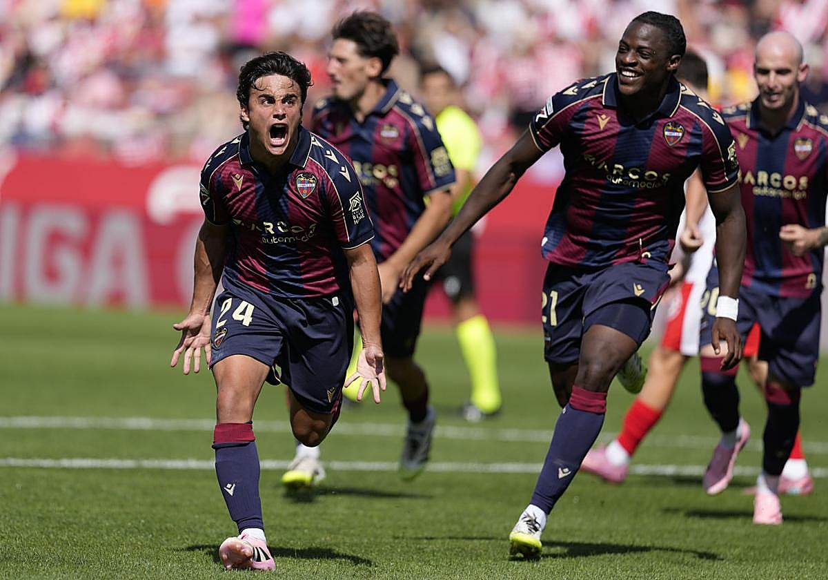 Carlos Álvarez celebra su gol en la victoria ante el Girona.