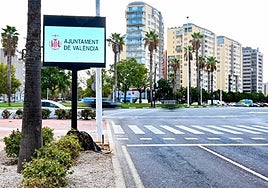 Uno de los carteles ya instalados en la ciudad.