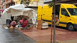 Estado en el que quedó una de las carpas de la Feria de la Artesanía de Canals tras la tormenta.
