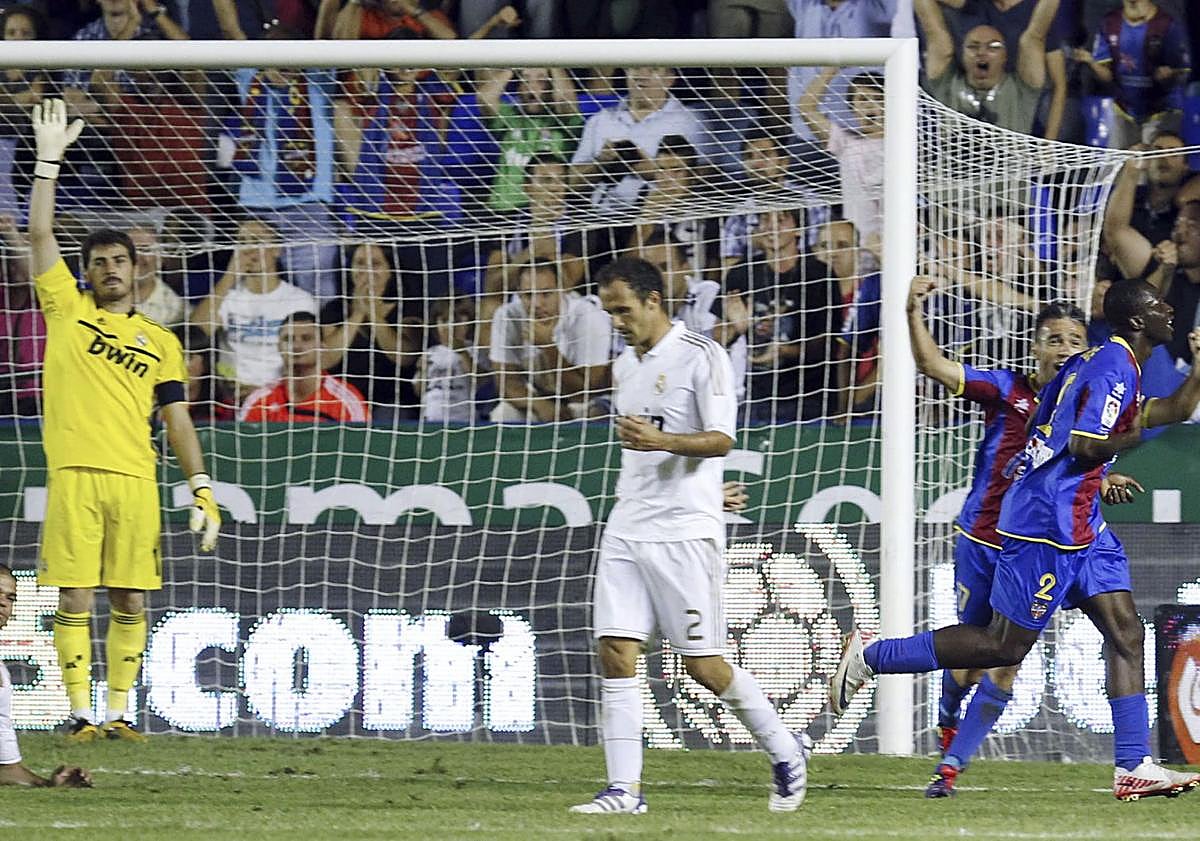 Imagen principal - El Levante venció al Real Madrid por primera vez como local en Liga en 2011.