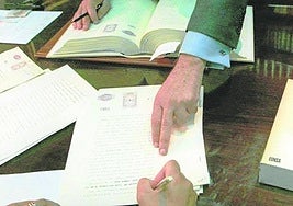 Firma de una escritura en el despacho de un notario, en una imagen de archivo.