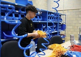 Un joven trabaja en el sector eléctrico.