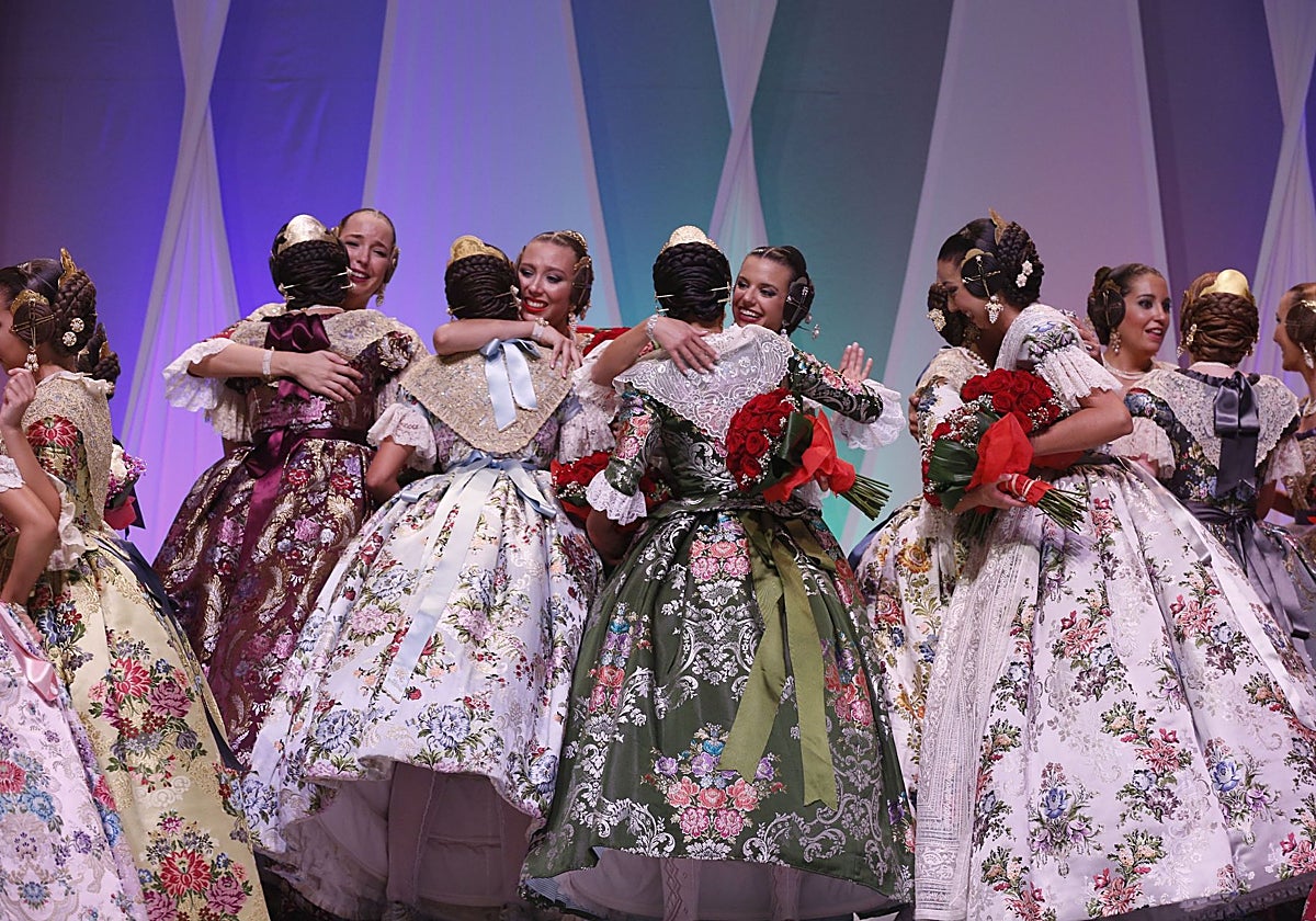 Las falleras se felicitan en la gala de elección de la corte de honor.