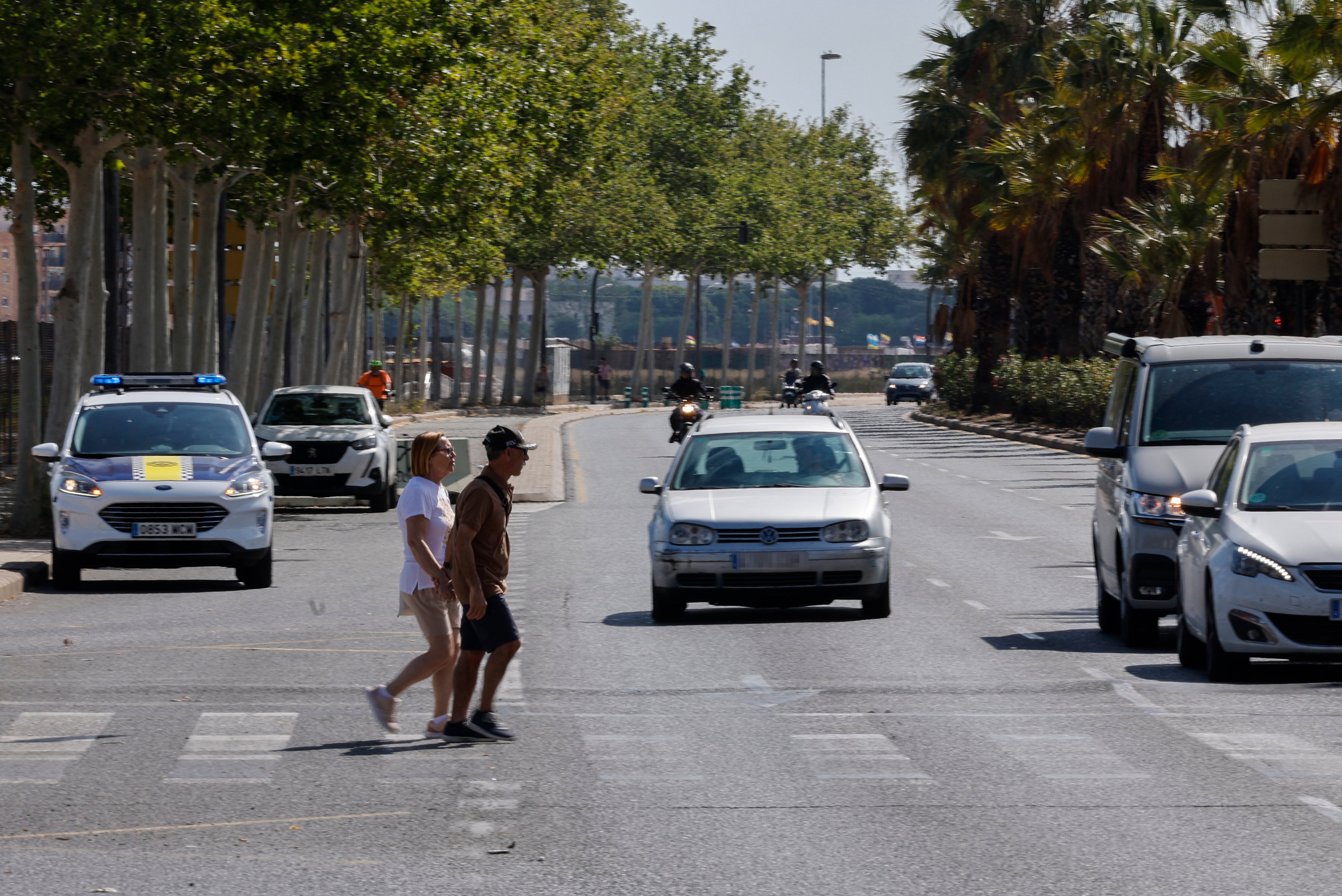 Dos personas cruzan por un paso de cebra donde fue atropellado un niño.