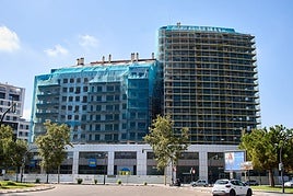 Exterior del edificio incendiado en Campanar.