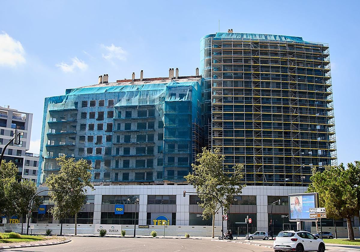 Exterior del edificio incendiado en Campanar.