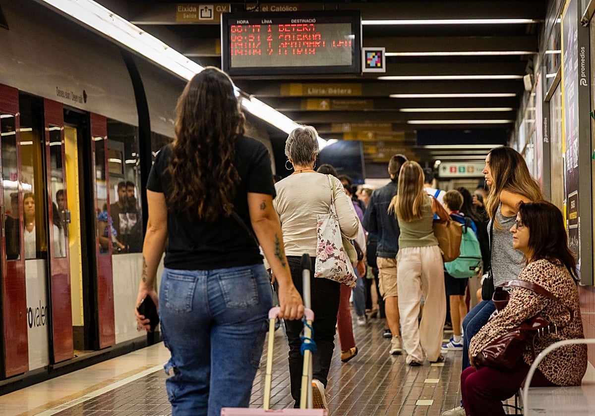 Andenes de la estación de Ángel Guimerà de Metrovalencia este martes.
