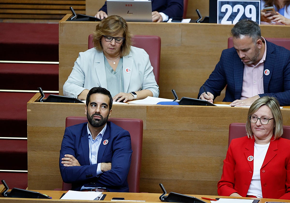 José Muñoz, de brazos cruzados, durante la intervención de Mazón.