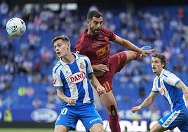 Salto de Luis Rioja junto al espanyolista Pol Lozano.