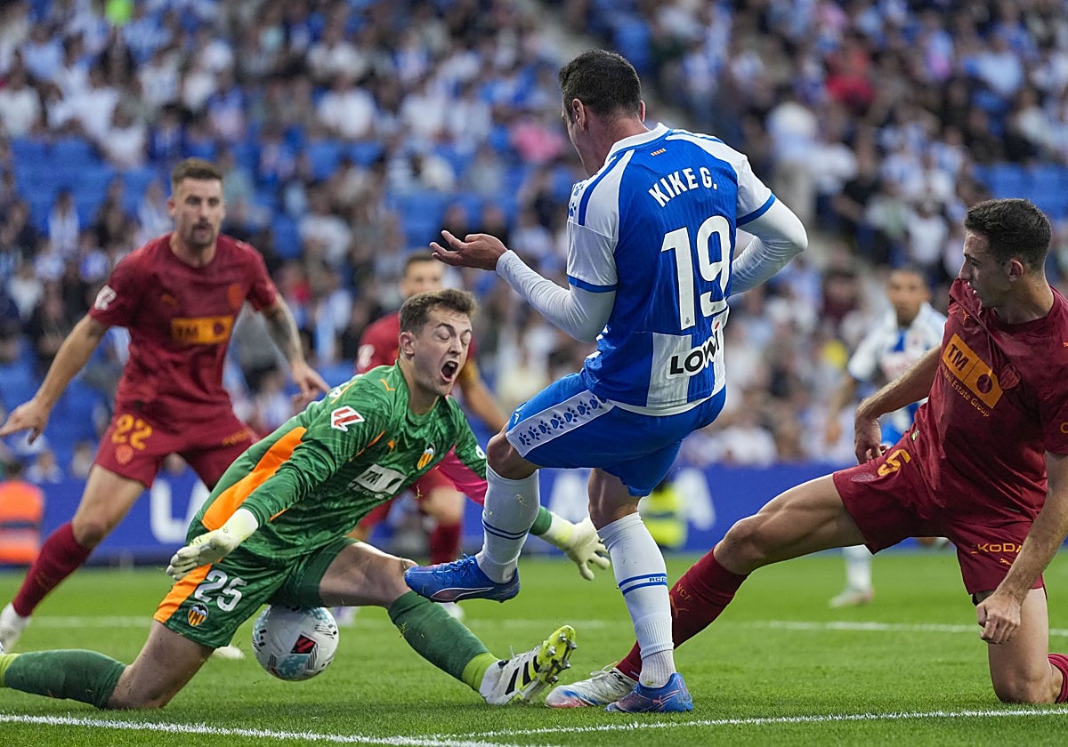 Kike remata ante Agirrezabala.