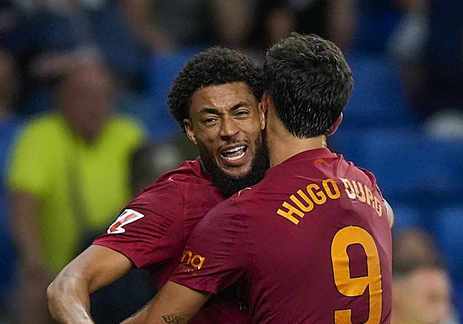 Danjuma y Hugo Duro, se abrazan tras anotar el segundo gol del Valencia.
