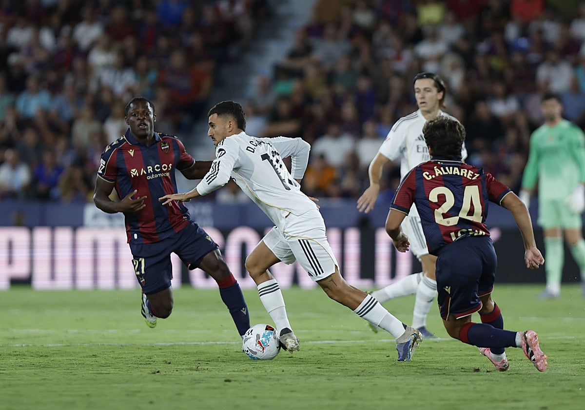 Carlos Álvarez, presionando a Dani Ceballos.
